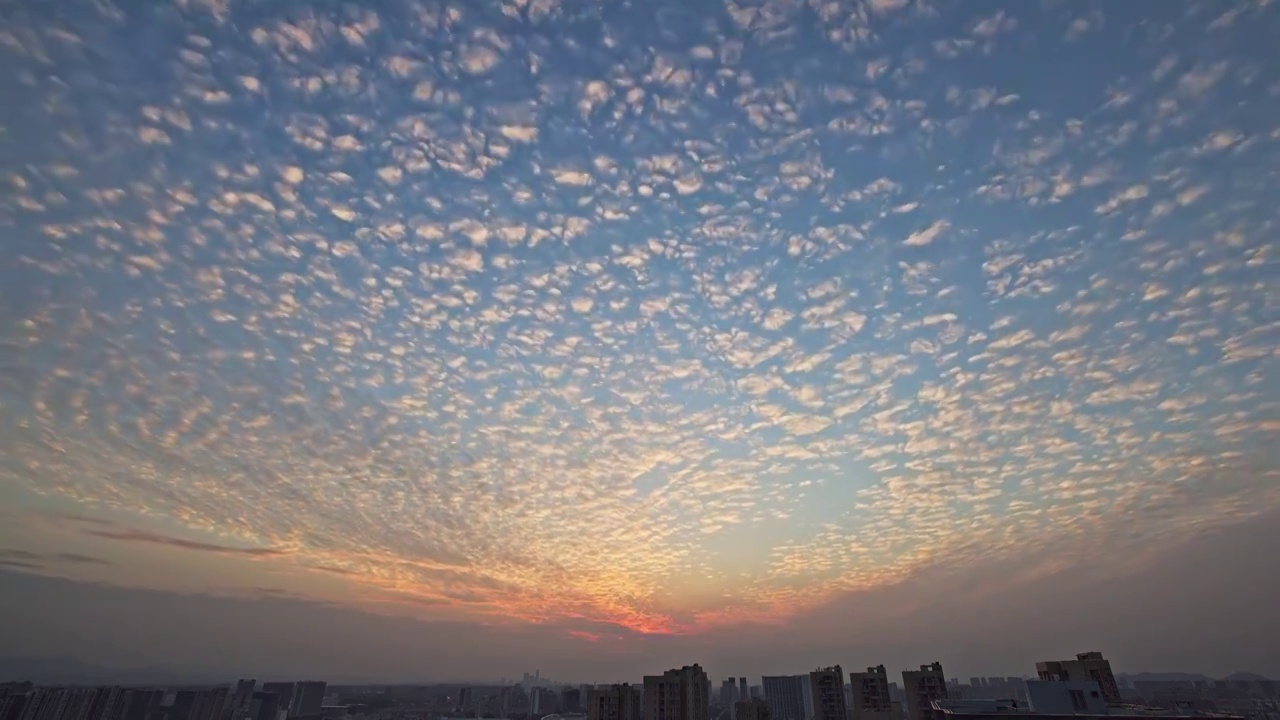 天空鱼鳞天日落晚霞延时视频素材