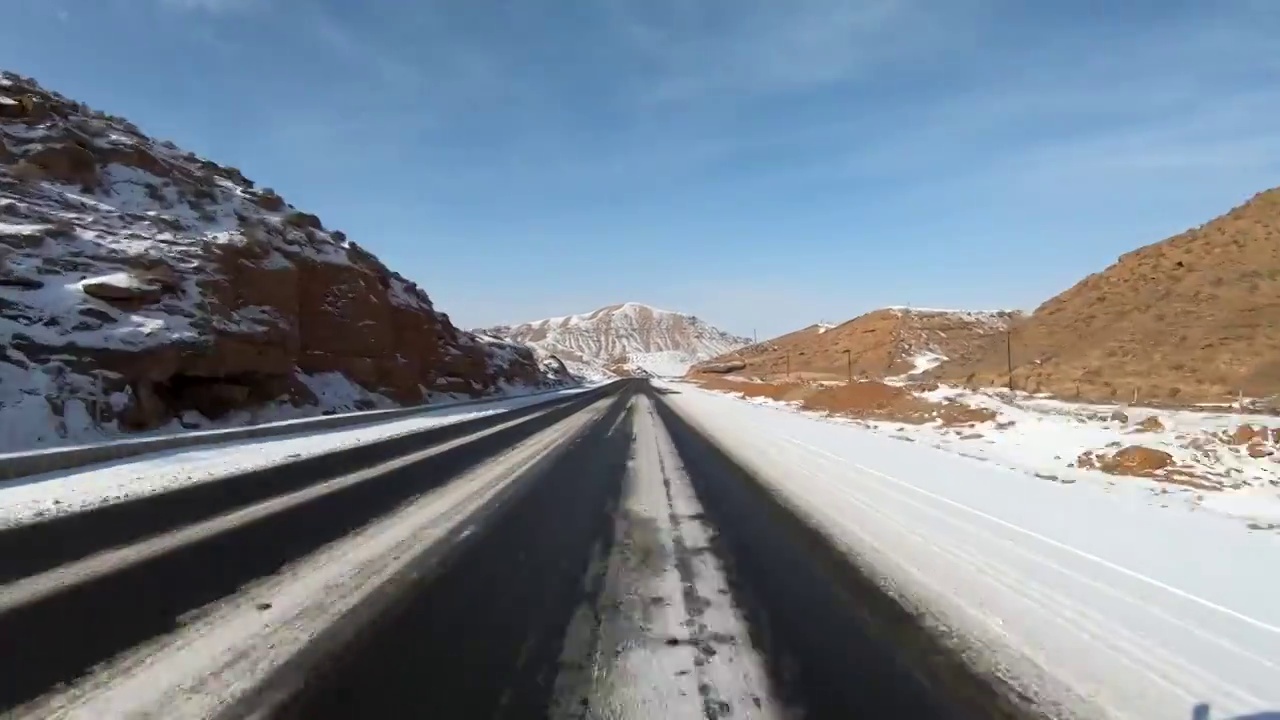 后车在雪后的山区公路上超过前方大货车视频素材