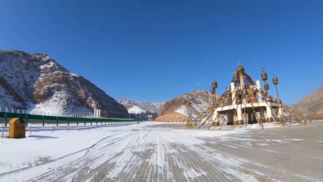 车辆行驶在雪后的高速公路旁的休息区视频素材