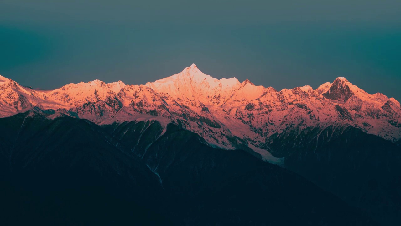 最美的十大名山之一，迄今无人登顶的圣地——梅里雪山视频素材