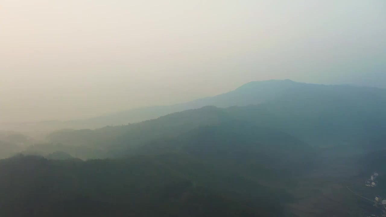 江南徽派农村晨曦晨雾航拍视频素材