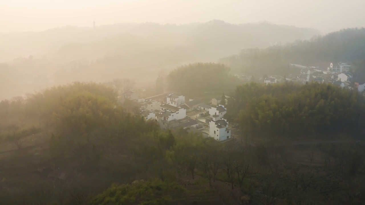 江南徽派农村晨曦晨雾航拍视频素材