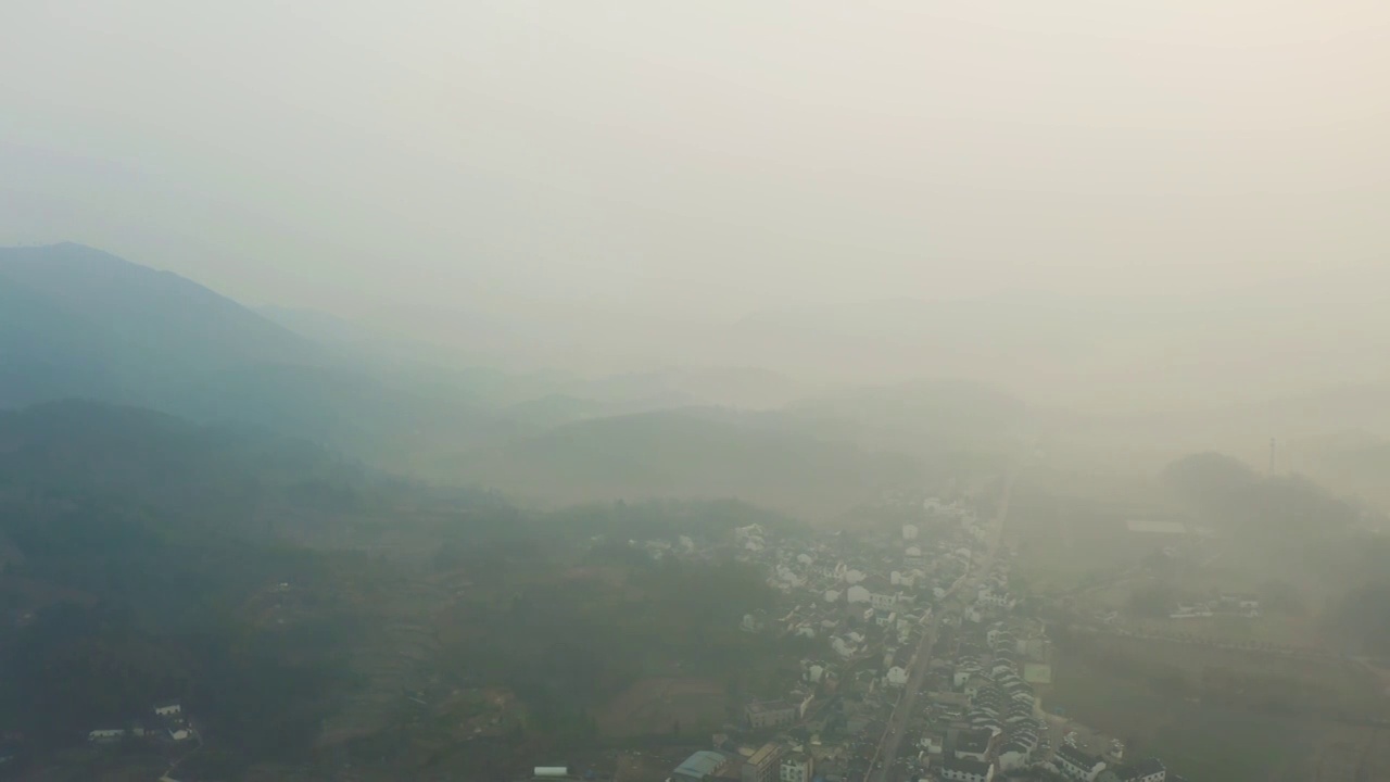 江南徽派农村晨曦晨雾航拍视频素材