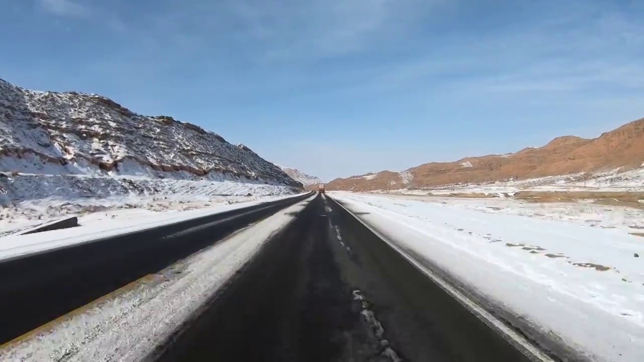 车辆行驶在雪后的山区公路上视频素材