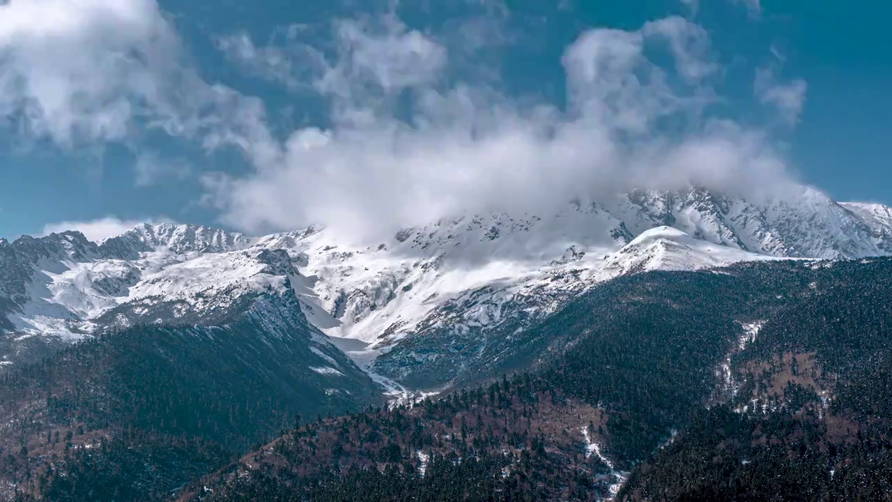 晴朗天气下，云南迪庆州白马雪山延时摄影视频素材