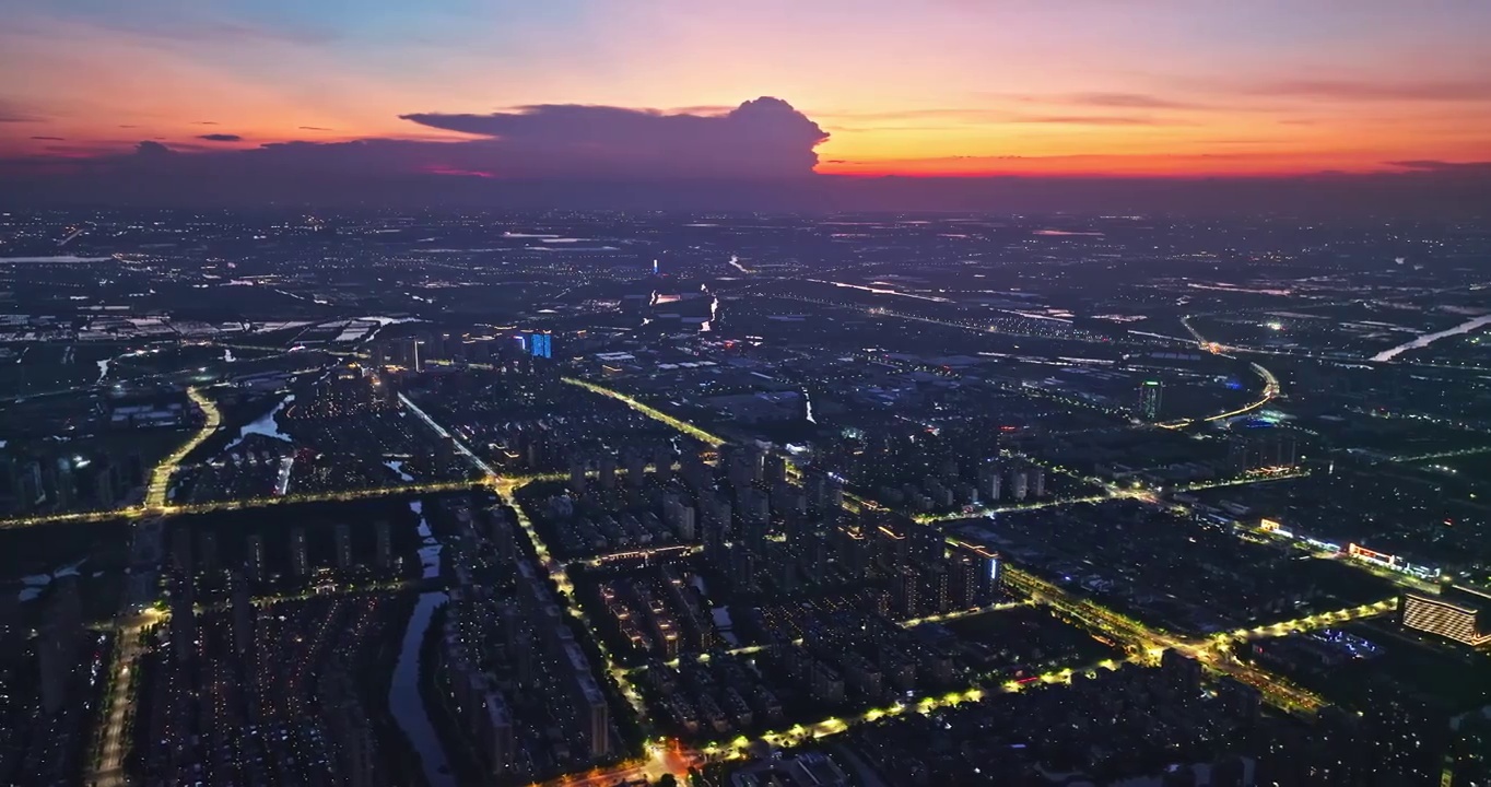 航拍中国嘉兴夜晚城市天际线建筑和道路景观视频素材