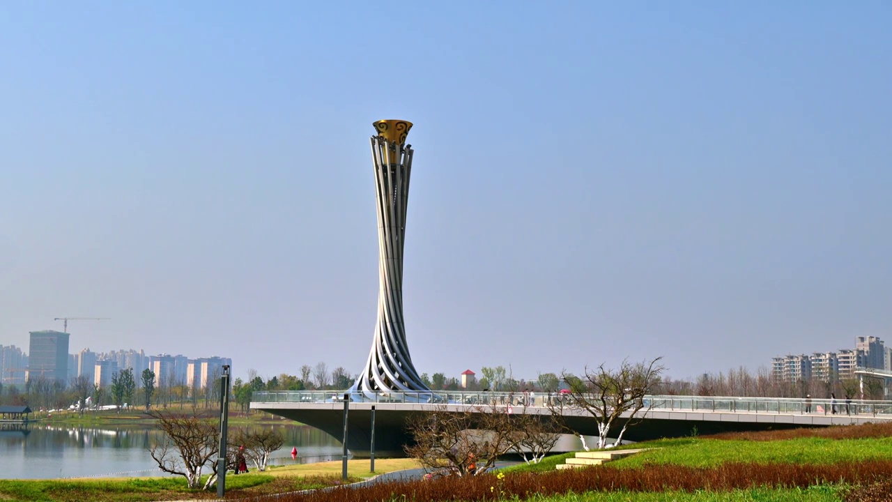 成都大运会主场馆火炬塔和东安湖白昼晴天实时视频素材