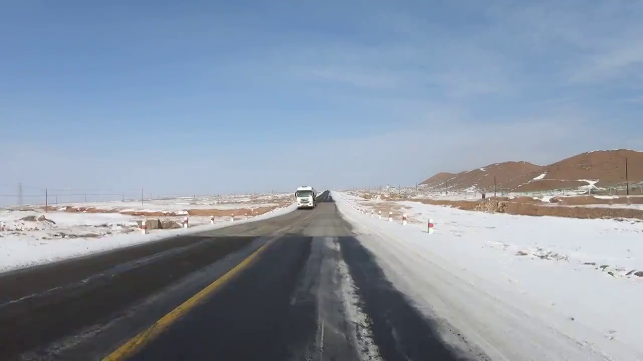 车辆行驶在雪后的公路上视频素材