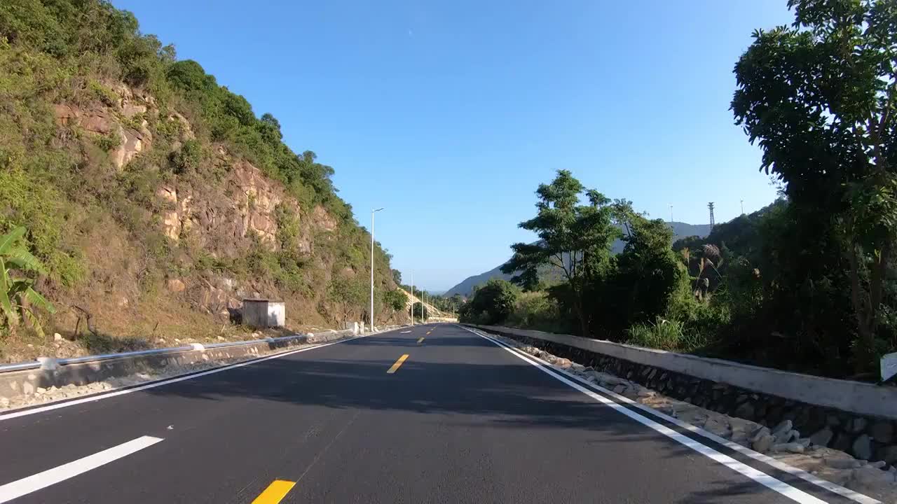 车辆行驶在乡村公路上视频素材