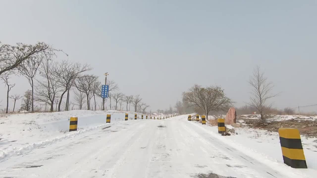 车辆行驶在雪后的乡村公路上视频素材