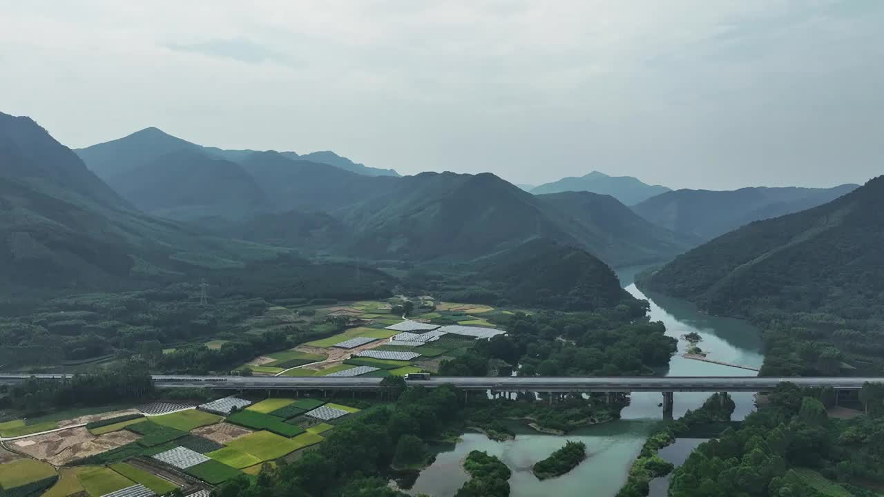 秋天阳光下山区穿过漓江和田园的高速公路视频素材