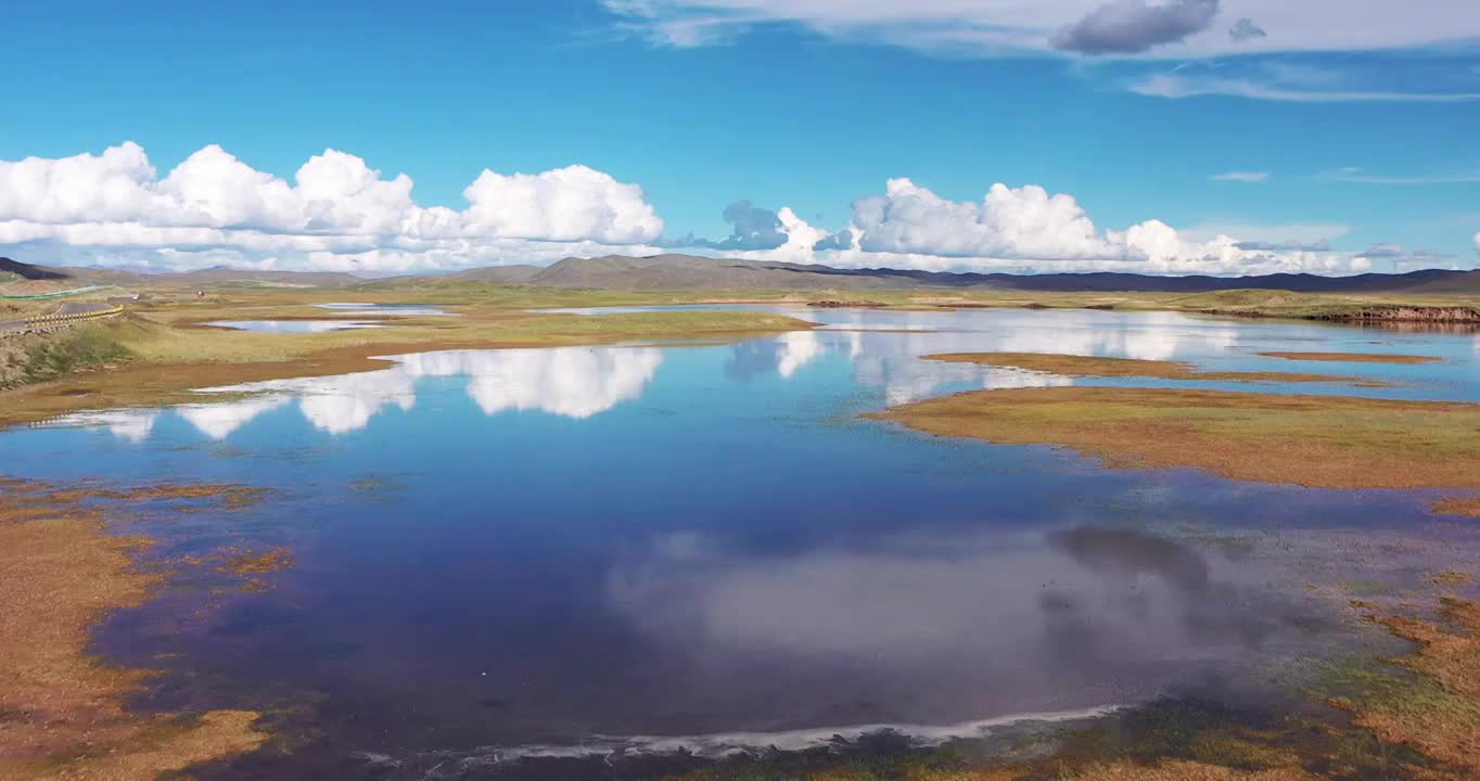 青海果洛：盛夏果洛高原湿地风光视频素材