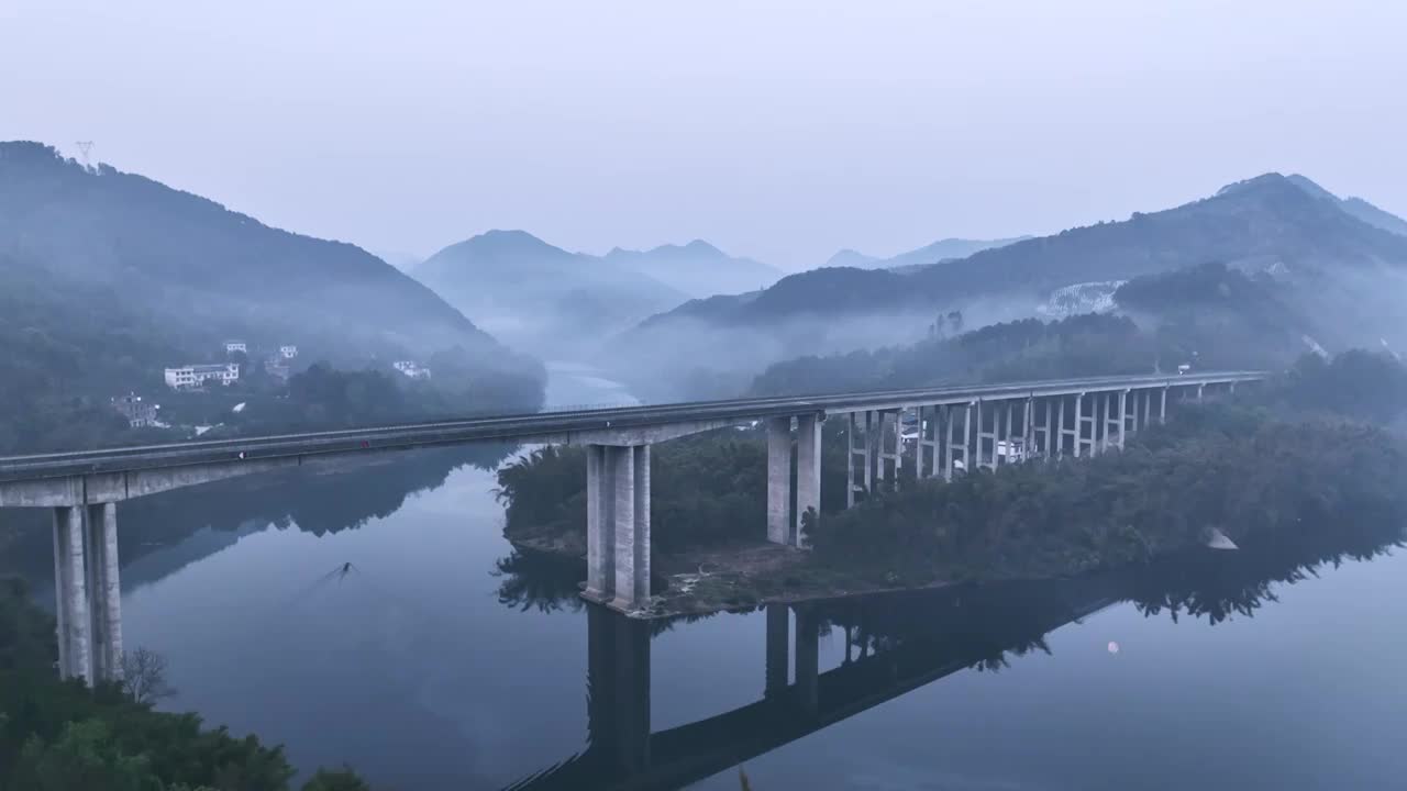 春天的早晨横跨漓江的高速公路大桥笼罩着一层薄雾视频素材