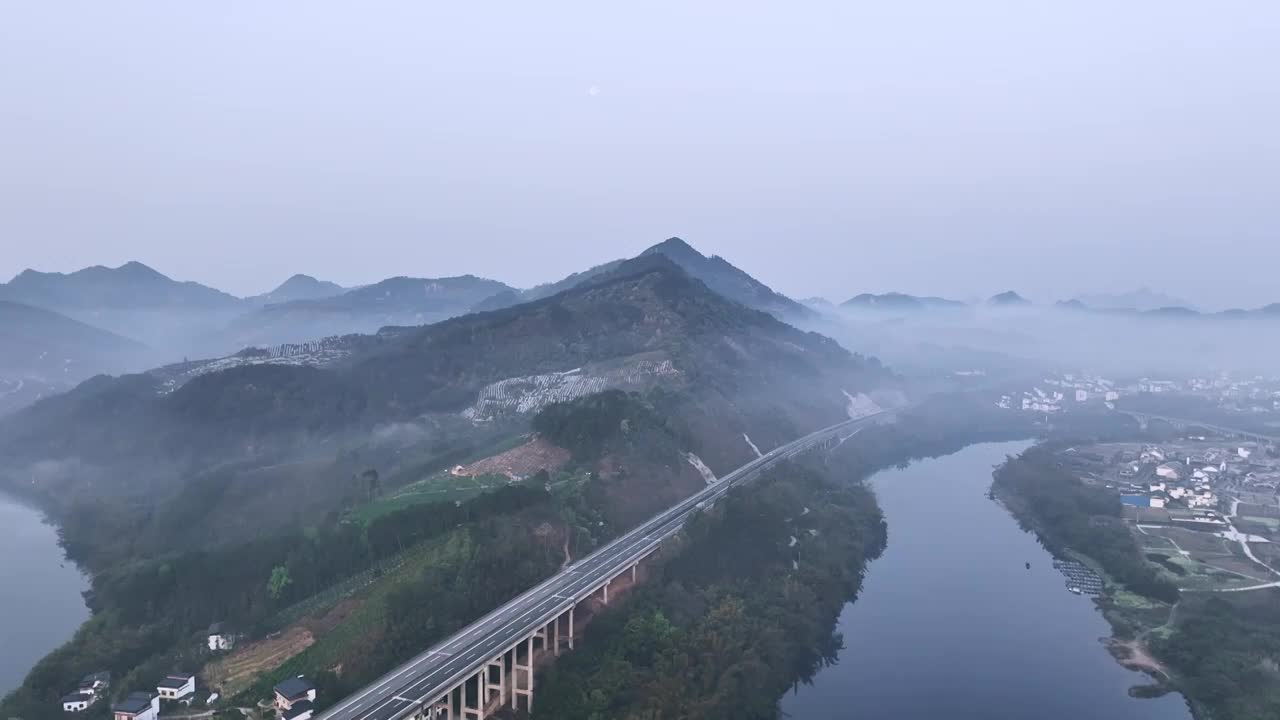 春天的早晨横跨漓江的高速公路大桥笼罩着一层薄雾视频素材