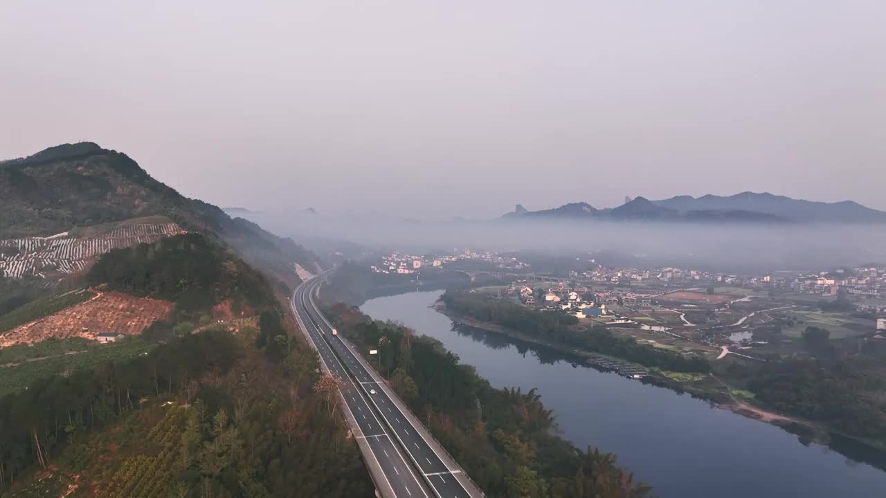 春天清晨漓江边的山和高速公路漂浮的雾视频素材