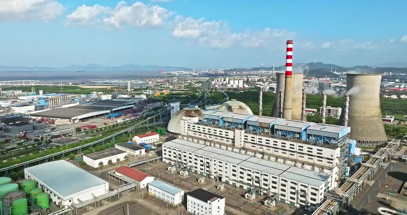 航拍炼油厂石油天然气石化工业的建筑景观视频素材