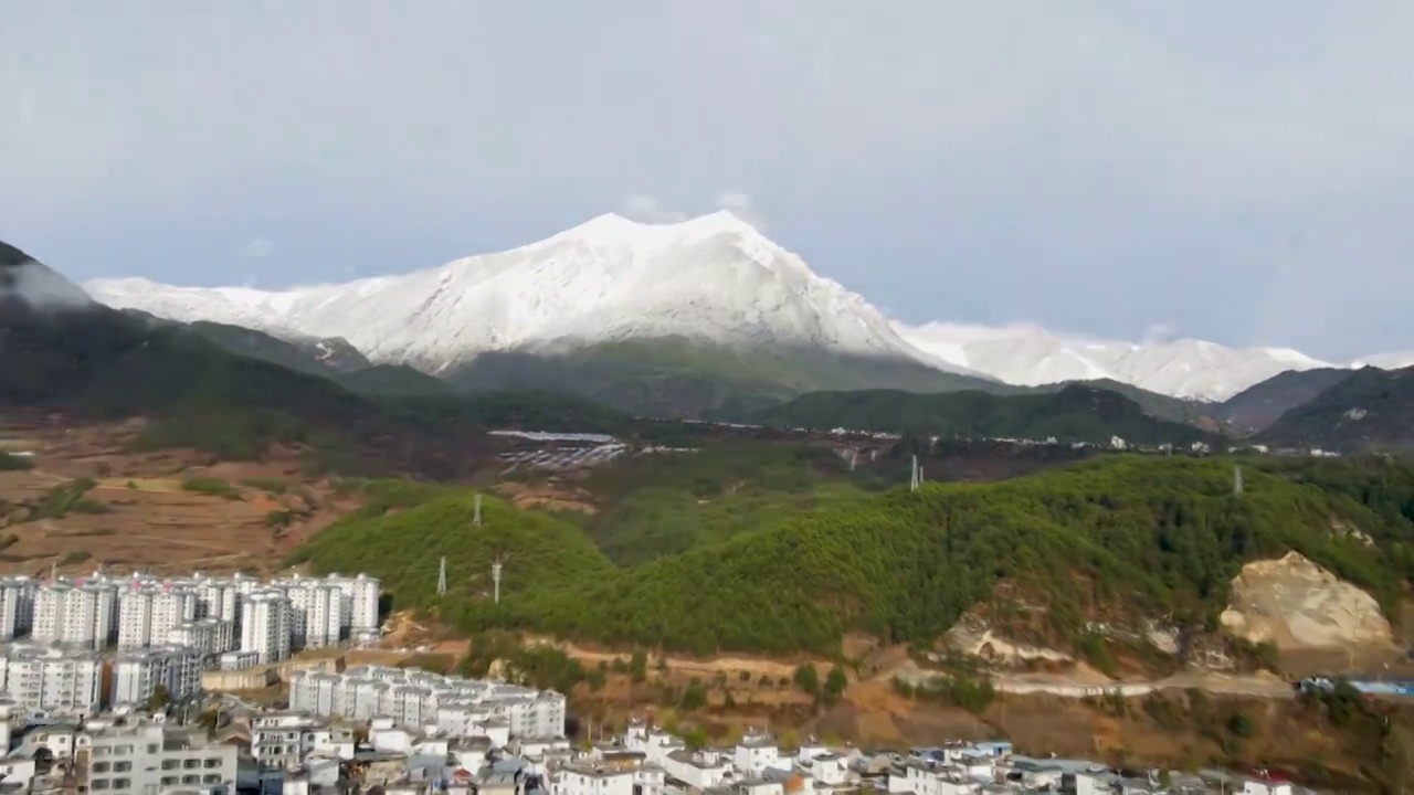 云南兰坪雪后雪邦山县城延时视频素材