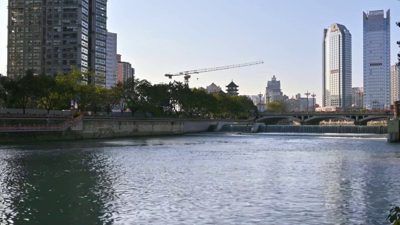 成都锦江区九眼桥府南河白昼晴天实时视频素材