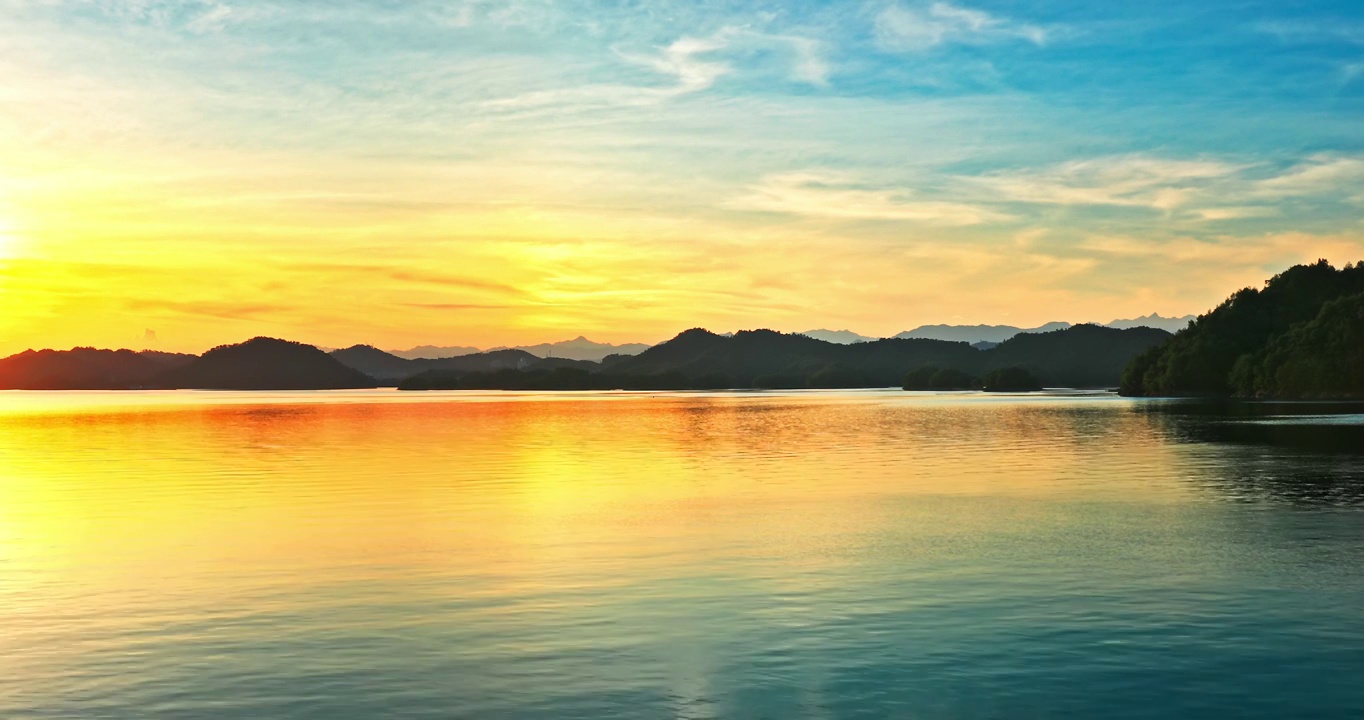 中国杭州千岛湖山脉湖面日落夕阳景观视频素材