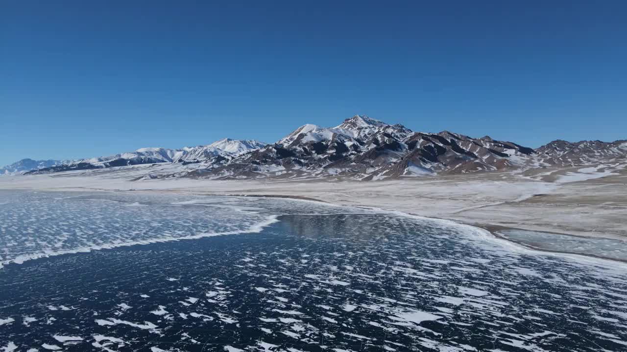 航拍新疆赛里木湖景区冬季冰封景观视频素材