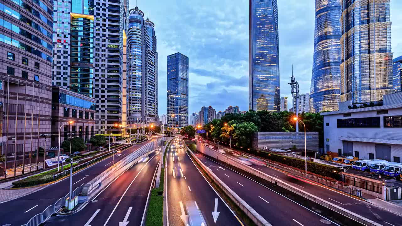 夜晚中国上海繁忙的城市道路和现代建筑视频素材