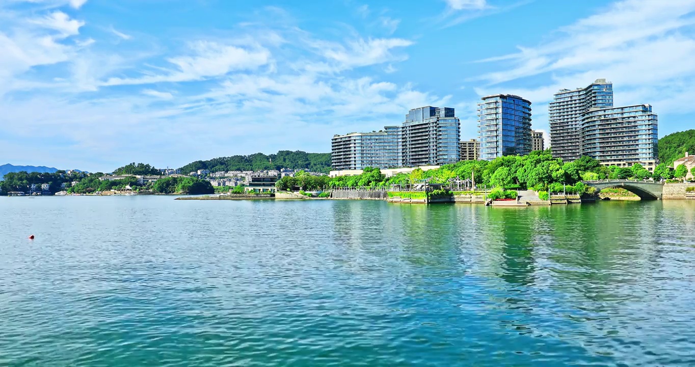 中国杭州千岛湖城市建筑和山脉湖泊视频素材