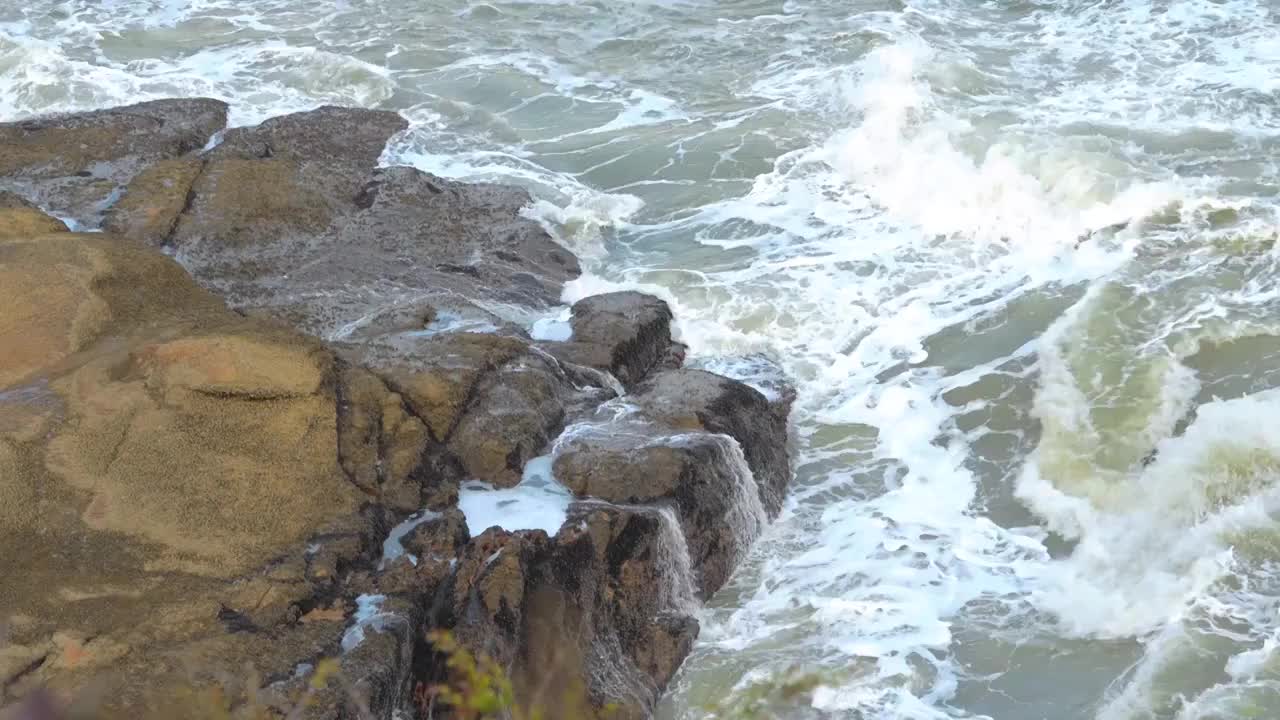 海浪拍打着礁石视频素材