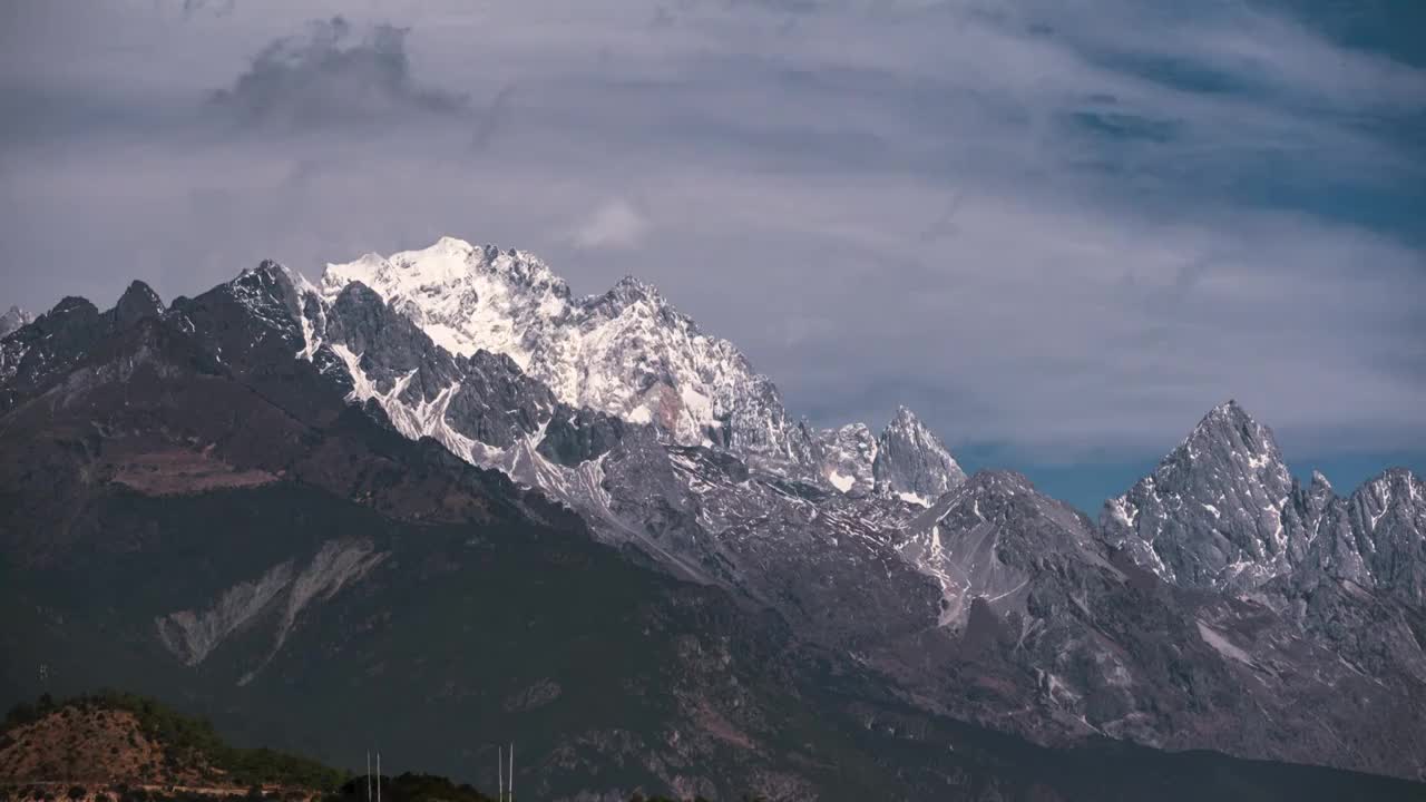 束河古镇看玉龙雪山延时摄影，风云舞动，光影随行。视频下载