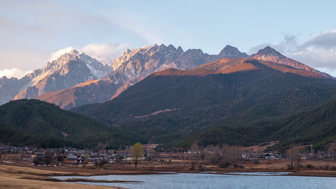 丽江玉龙雪山延时摄影。夕阳西下，日照金山。视频素材