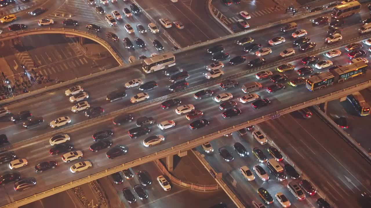 城市立交桥通勤车流夜景视频素材