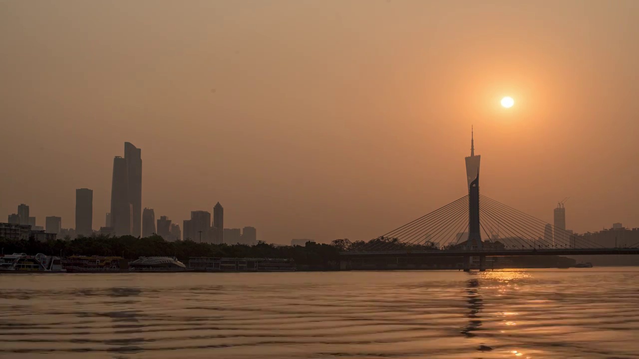 远眺广州塔海印桥日出悬日穿塔视频素材