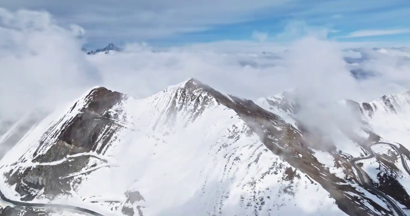 美丽自然风光川西雪山夹金山航拍风景云雾缭绕大气宏伟视频素材