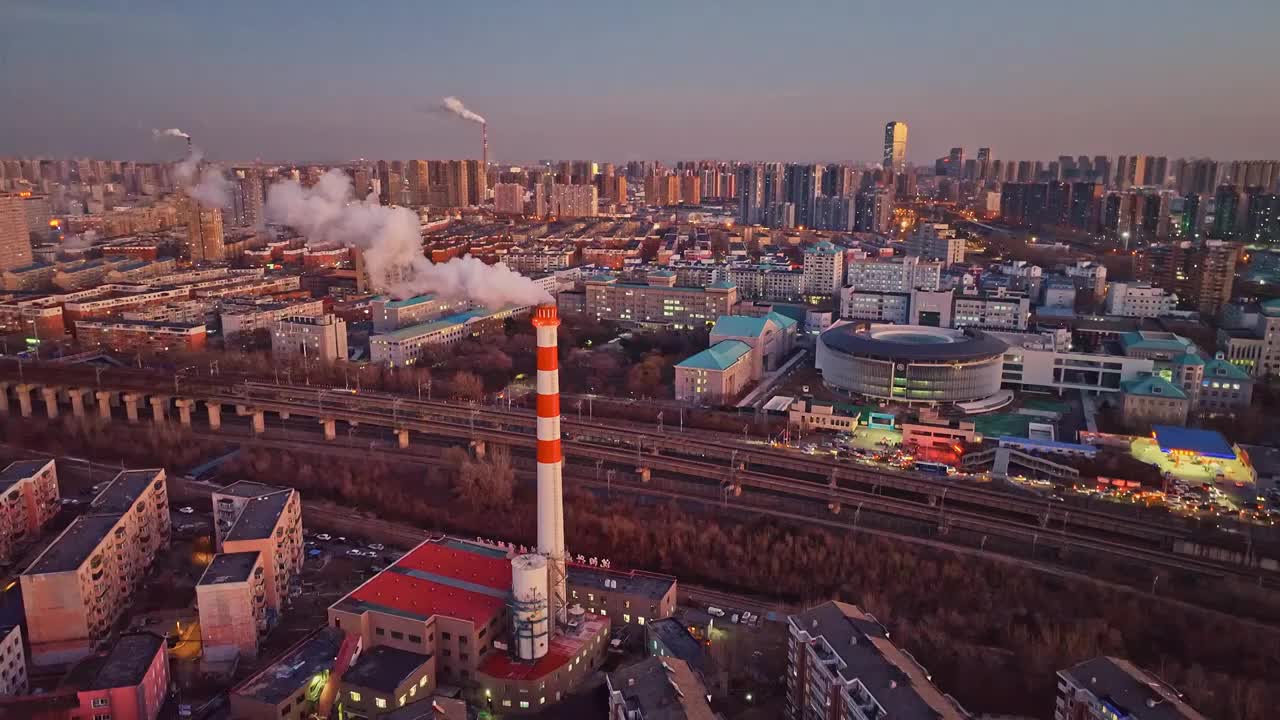 辽宁沈阳快速路城市夜景航拍烟囱视频素材