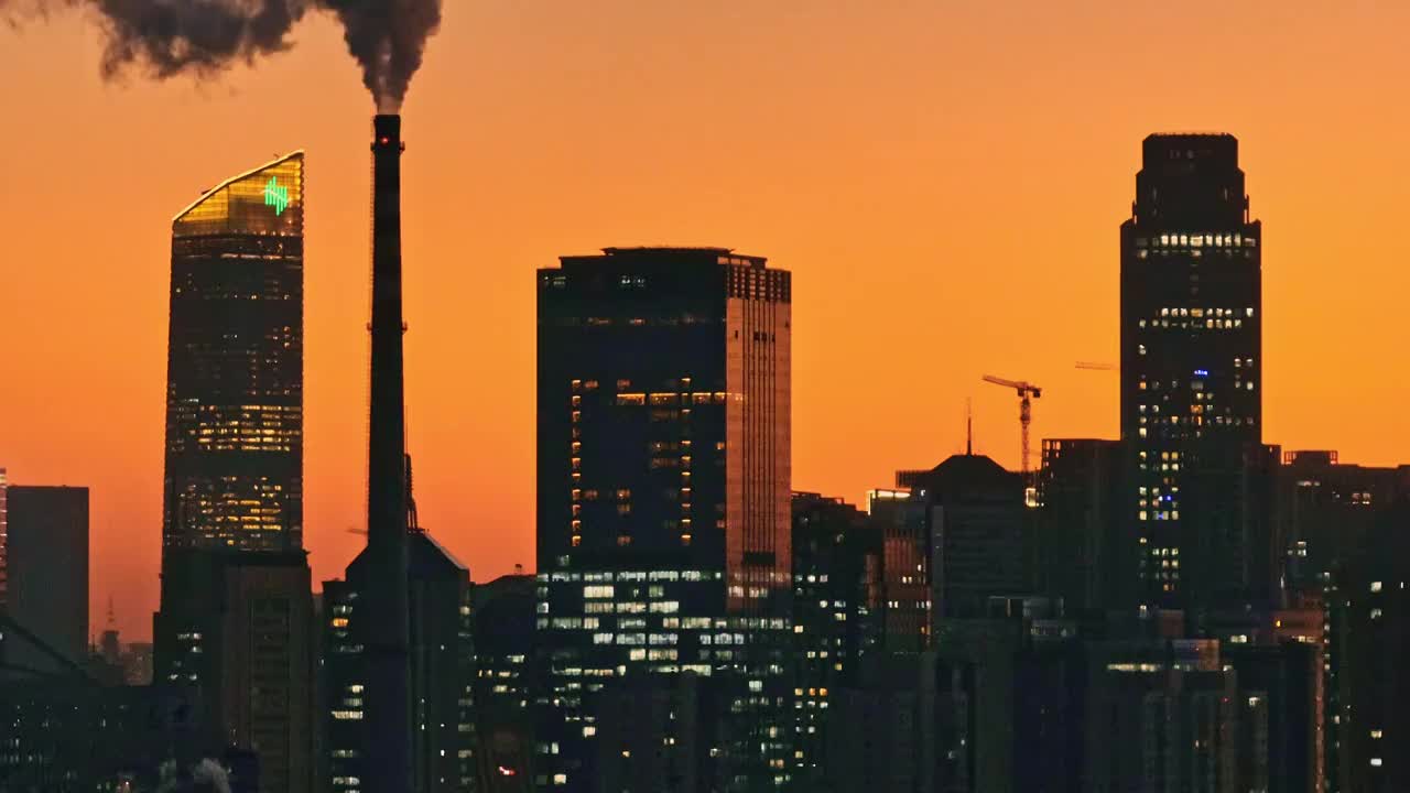 辽宁沈阳城市风景黄昏烟囱与建筑剪影视频素材