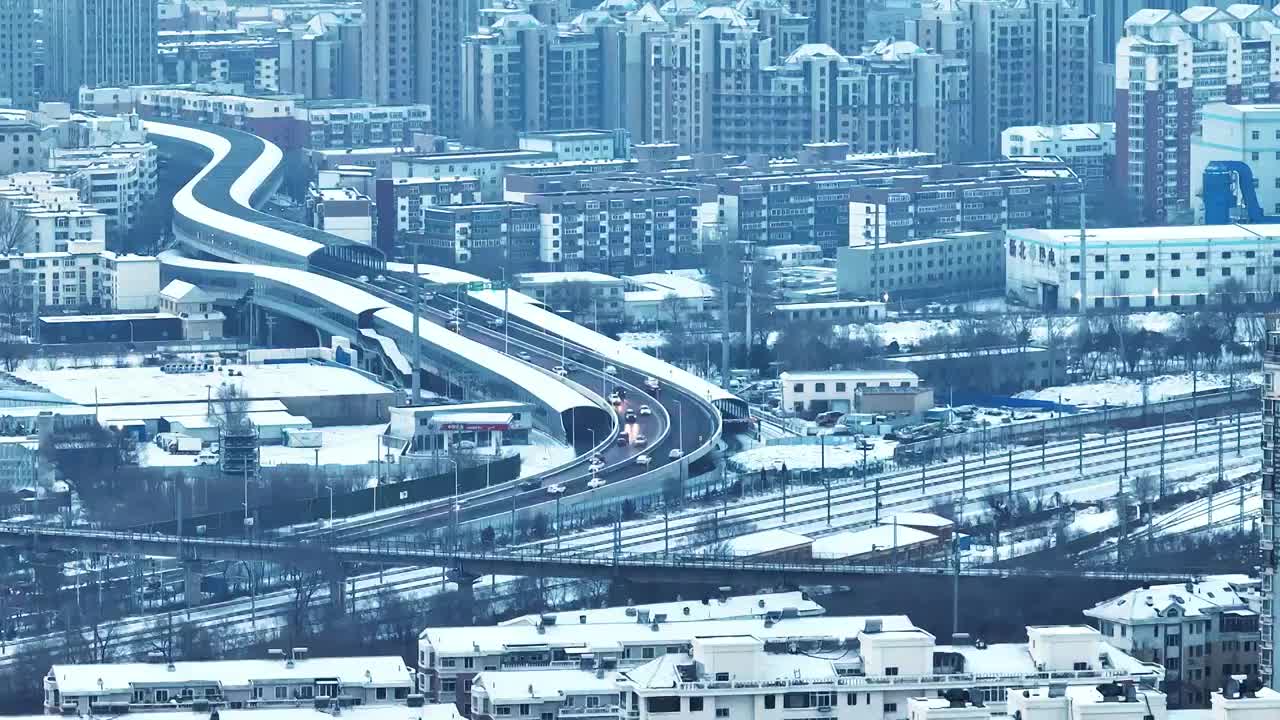 辽宁沈阳冬季雪天城市街道马路航拍视频素材