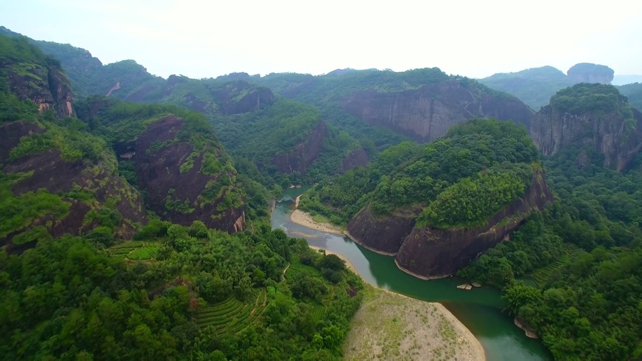 航拍武夷山九曲溪青山绿水丹霞地貌岩茶茶园与星村竹筏码头视频素材