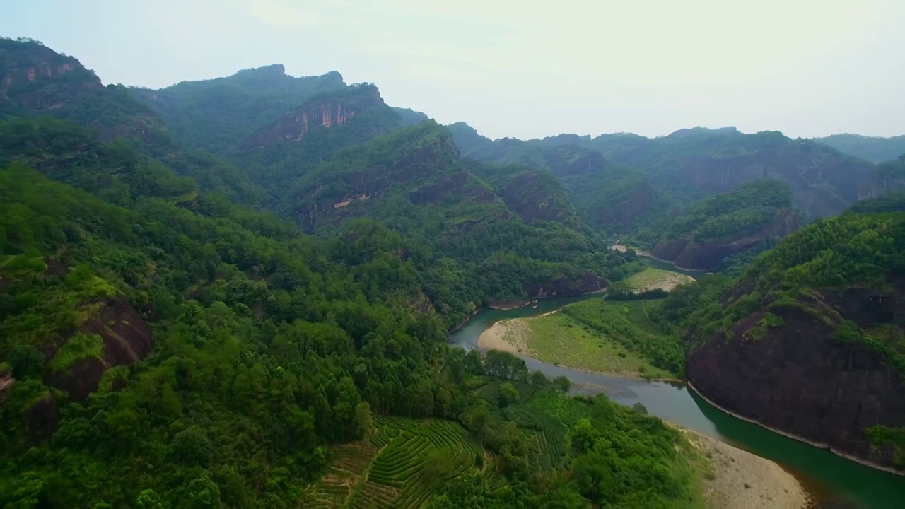 航拍武夷山九曲溪青山绿水丹霞地貌岩茶茶园与星村竹筏码头视频素材