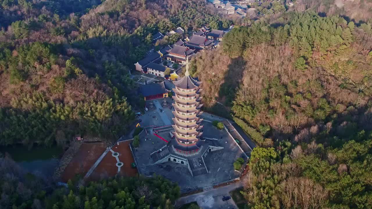 绍兴新昌大佛寺山间古塔航拍视频素材