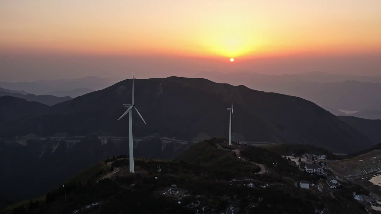 浙江金华冬白山风力发电机群航拍视频素材