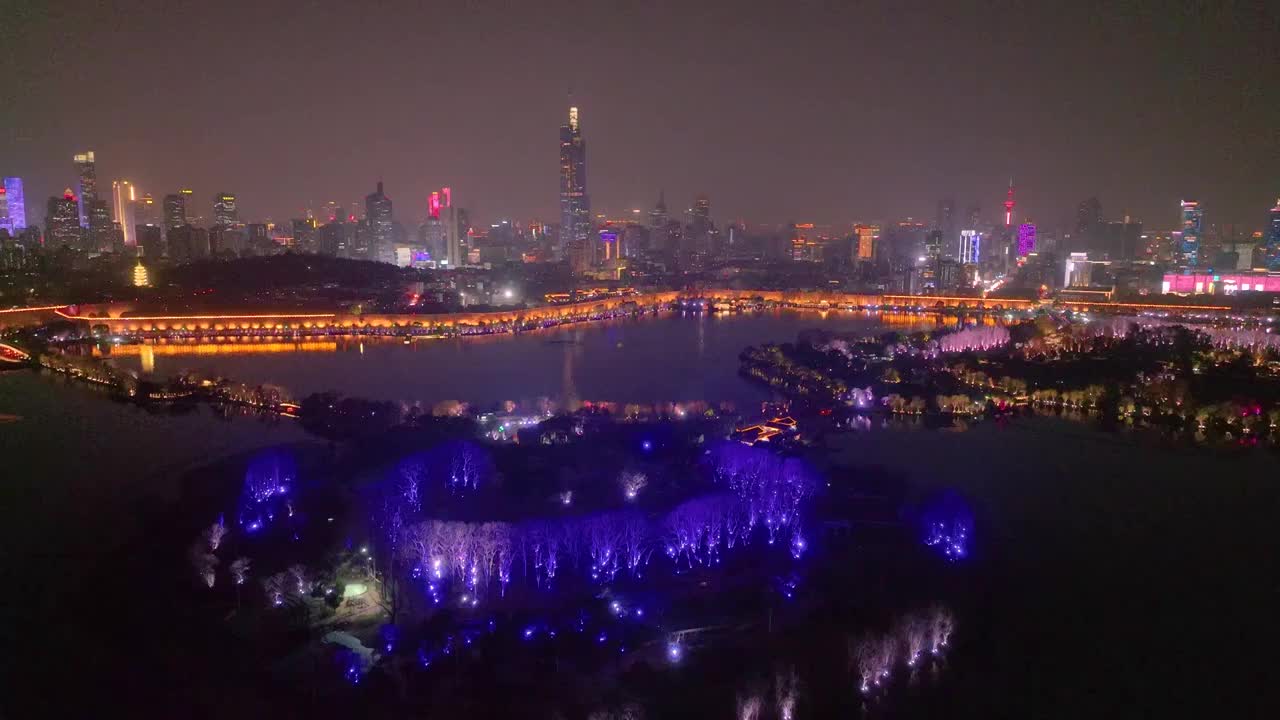 南京玄武湖眺望明城墙及城市夜景视频下载