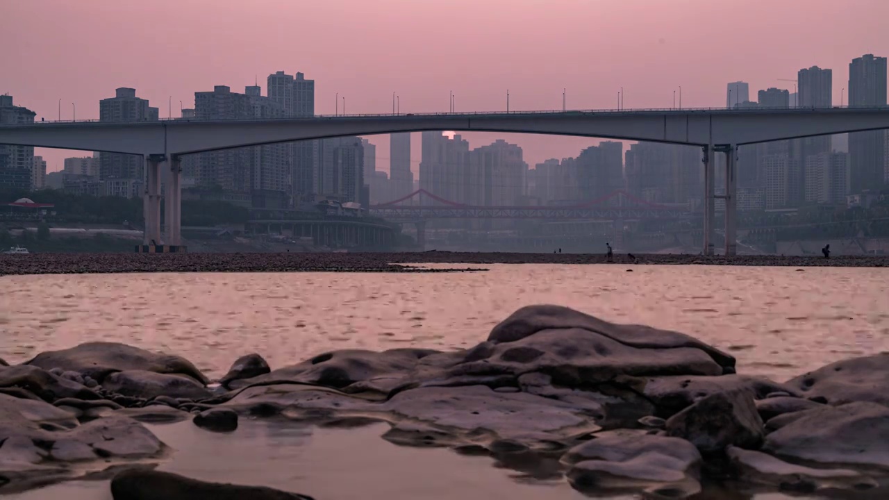 干涸的嘉陵江迎来夕阳西下（重庆市）视频素材