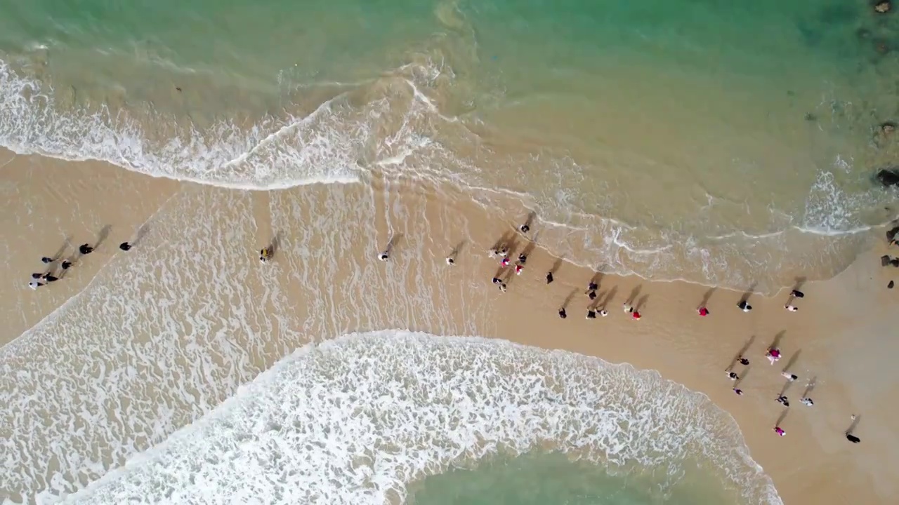 双面海 沙滩上的游客群俯视航拍视频下载