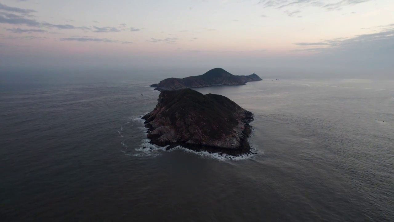 黄昏天空下的海岛航拍升高低头运镜视频下载