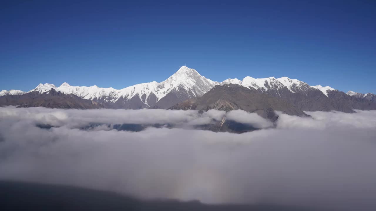 中国四川甘孜川西子梅垭口贡嘎雪山观景台云海佛光视频素材