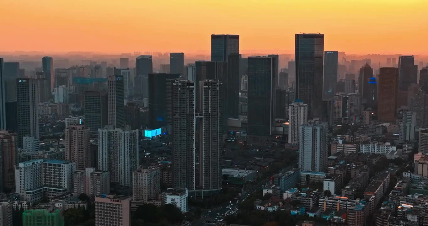 航拍成都都市景观夕阳下的城市风景视频素材