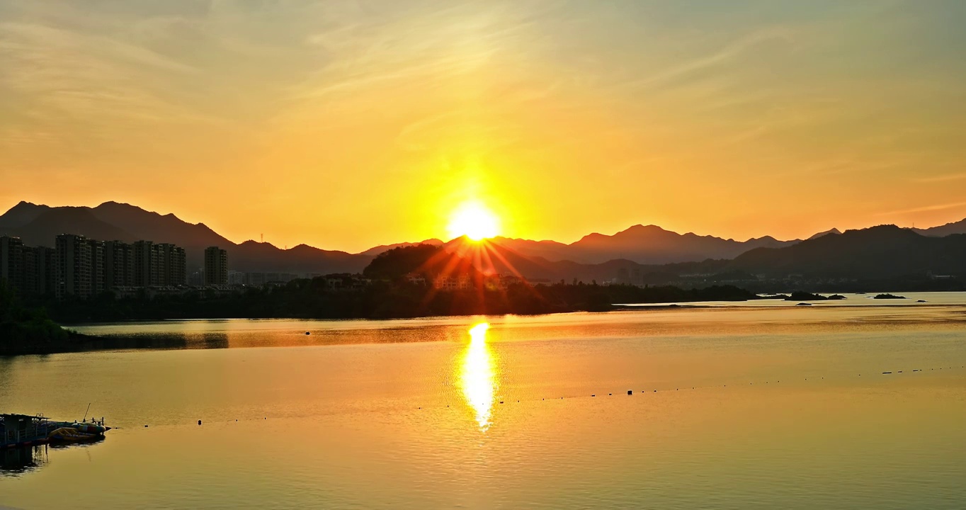 中国杭州千岛湖山脉湖面日落风景视频素材