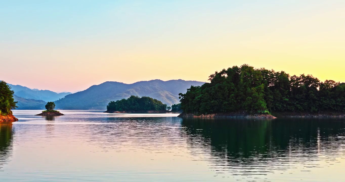 中国杭州千岛湖山脉湖面日落风景视频素材