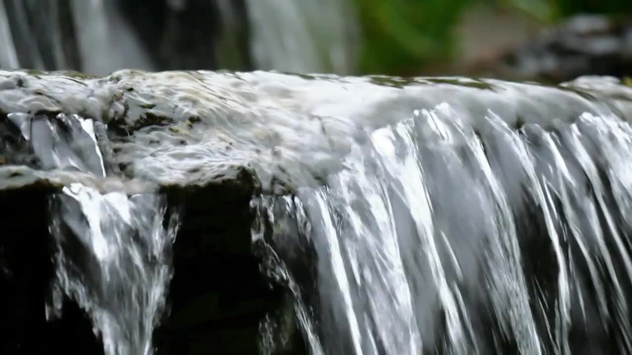 春天回暖早春三月自然界逐渐恢复生机山涧溪水潺潺流水不断初春冰雪融化湍急流动水流清澈透明泉水视频素材视频素材