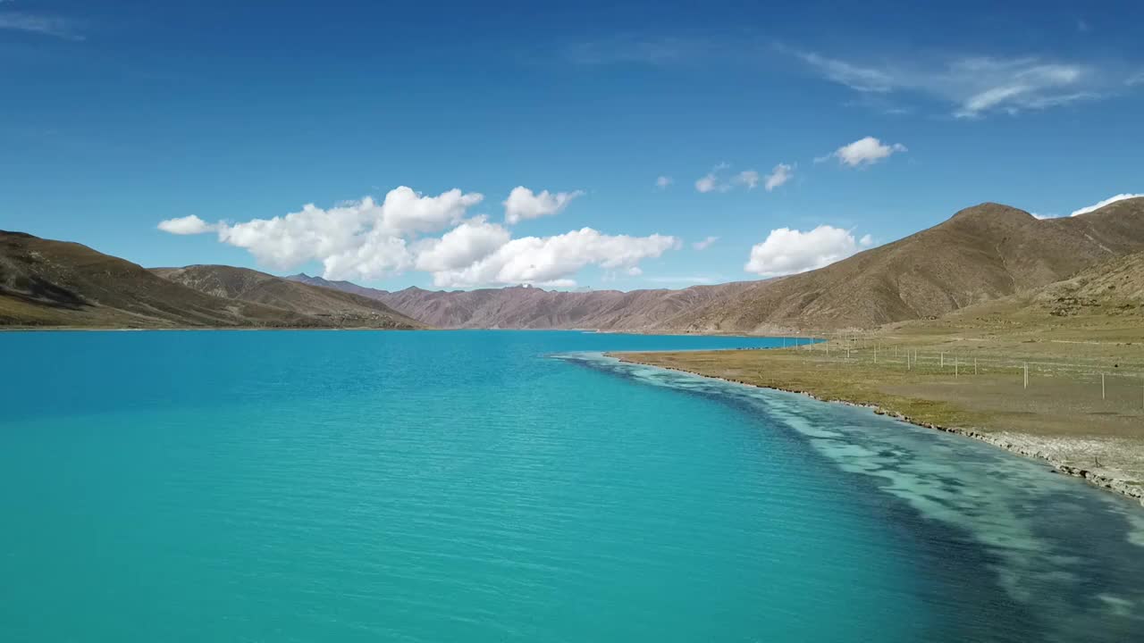 航拍中国西藏高原湖泊羊湖视频素材