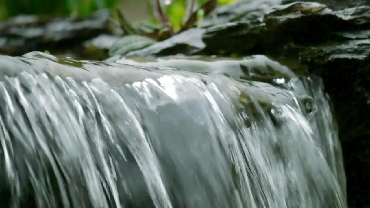 春天回暖溪水流淌雪山融水山涧溪水潺潺流水不断冲刷岩石初春冰雪融化湍急流动水流清澈透明泉水瀑布视频素材视频素材